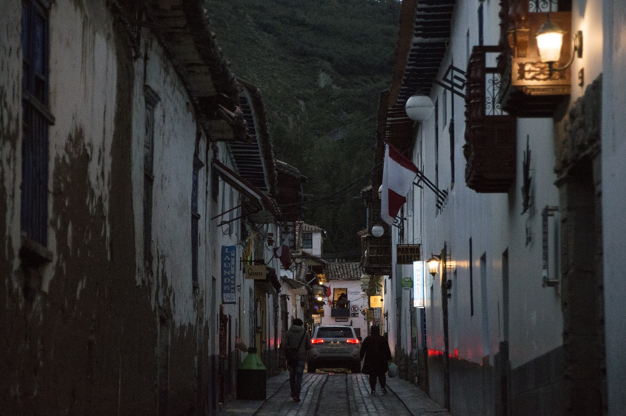 几人深夜炸街 居民不堪其扰