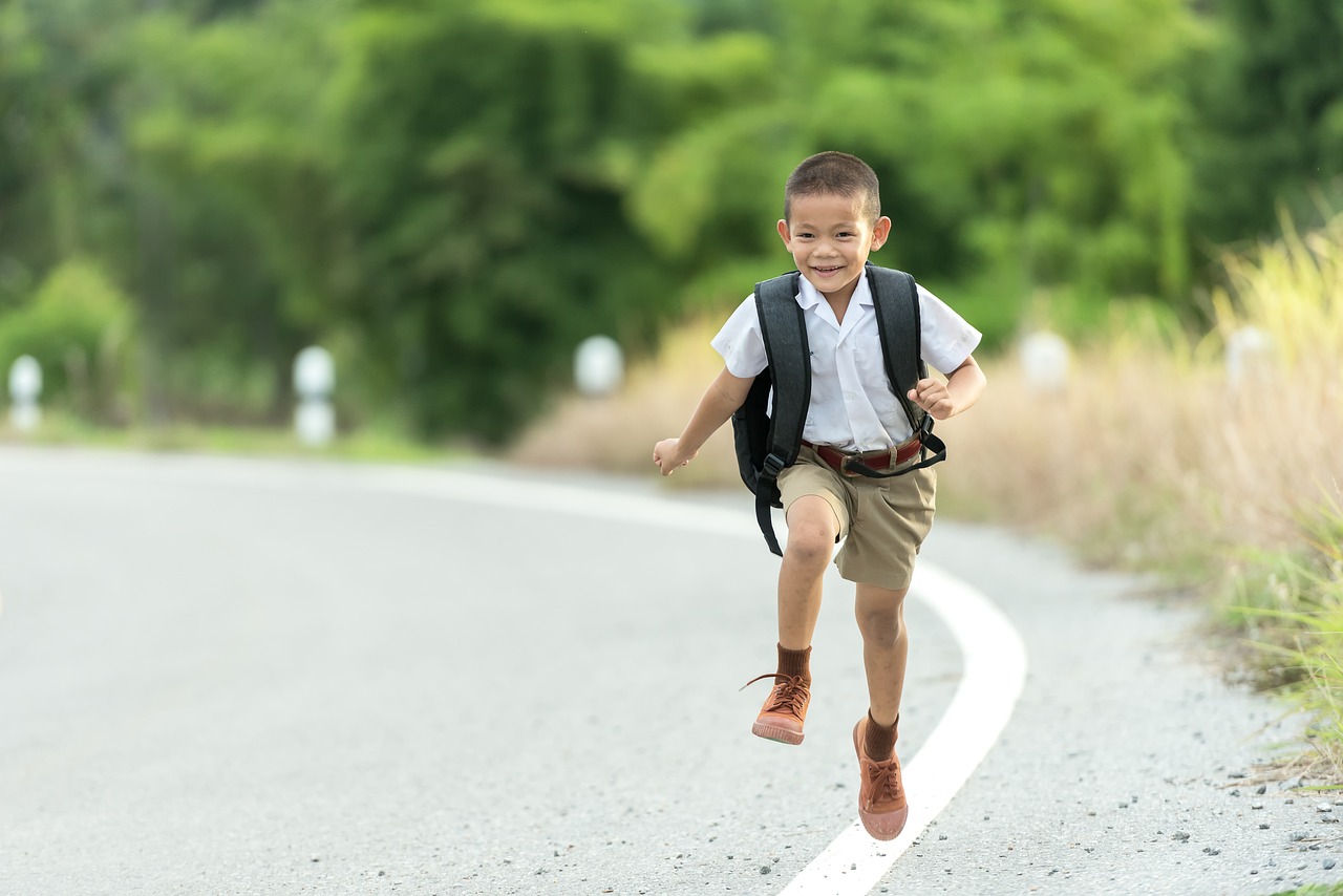 孩子站椅子上哭着喊妈妈后跳下椅子