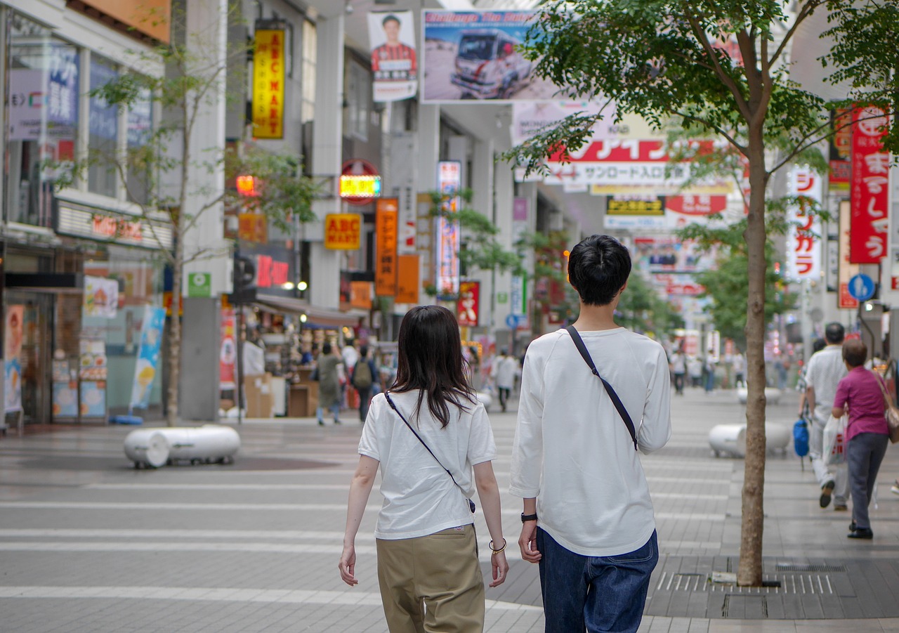 女子凌晨坐桥上 路过小伙警觉救人